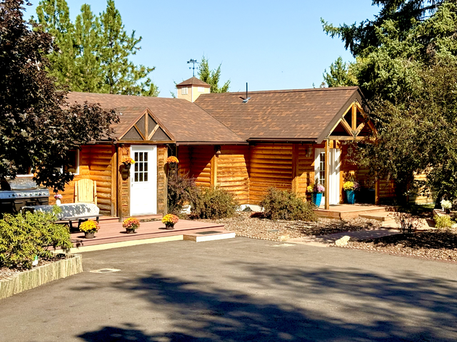 1213409717938598.Btd8gC79OK8P6swWJnK5_height640 a house with a green roof and a blue roof